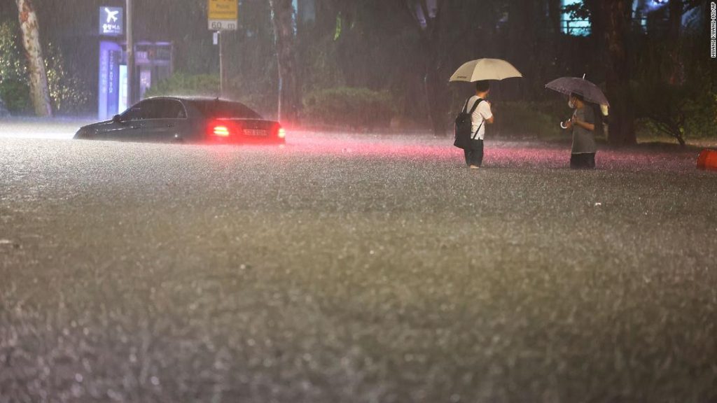 Overstromingen Seoel: recordregens hebben minstens 8 mensen gedood in de hoofdstad van Zuid-Korea, gebouwen onder water en auto's onder water