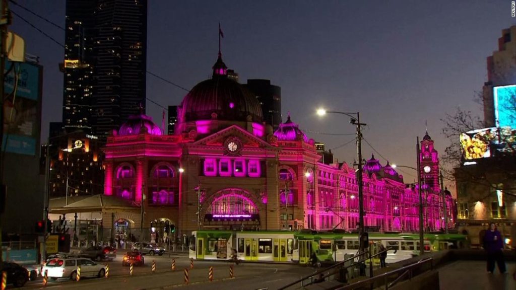 Olivia Newton-John: Australische monumenten gloeien roze ter ere van zangeres en kankeractivist