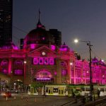 Olivia Newton-John: Australische monumenten gloeien roze ter ere van zangeres en kankeractivist