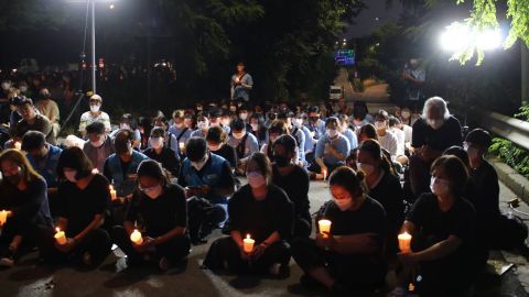 Een kleine menigte houdt op 11 augustus een wake bij kaarslicht in Seoel om de dood van een gezin te herdenken nadat hun huis op 8 augustus onder water kwam te staan.