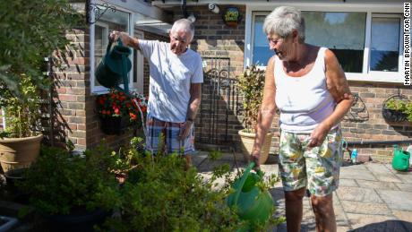 David en Margaret Miller geven hun planten water in hun huis in Edinbridge.