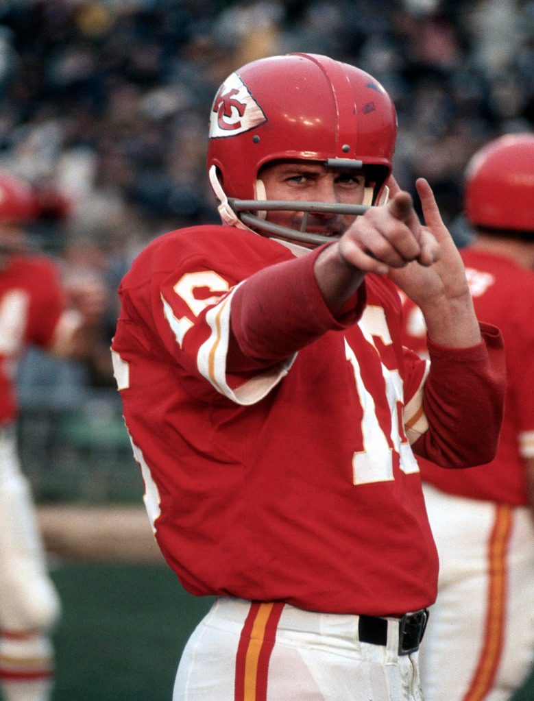 Lynn Dawson van de Kansas City Chiefs kijkt toe tijdens een NFL-voetbalwedstrijd uit 1969 in Kansas City.