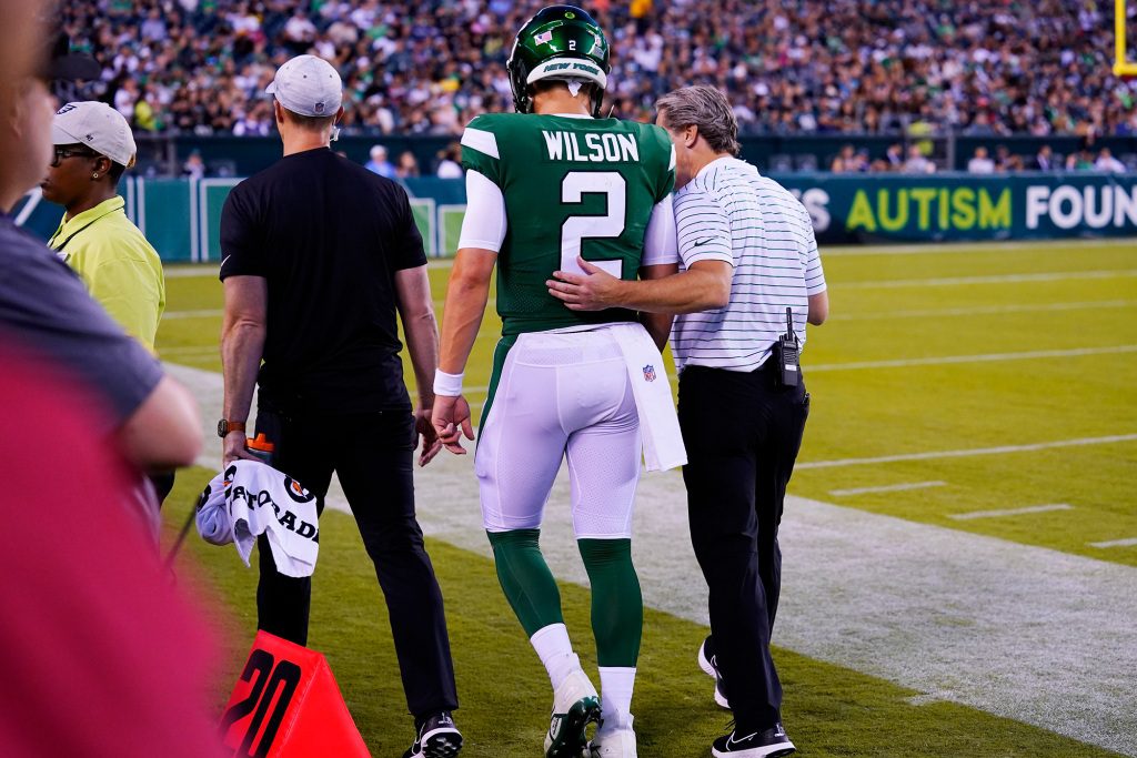 Zach Wilson van de Jets werd vorige week uitgeschakeld in de pre-season wedstrijd van het team tegen de Eagles met een blessure.
