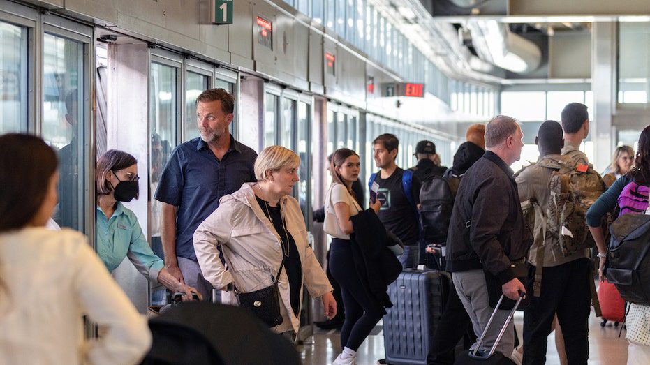 Passagiers die te maken hebben met vluchtannuleringen op Newark Airport