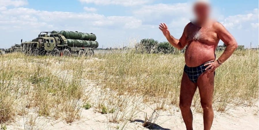 Krim-toeristen verlaten een Russisch luchtverdedigingssysteem in de buurt van Yevpatoria