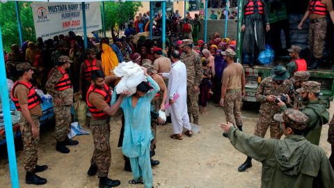 Legertroepen verdelen op 24 augustus voedsel en voorraden aan ontheemden in een opvangkamp in het district Jamshoro, in het zuiden van Pakistan.