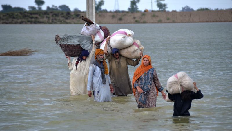 De overstromingen in Pakistan hebben 33 miljoen mensen getroffen door de ergste ramp in tien jaar