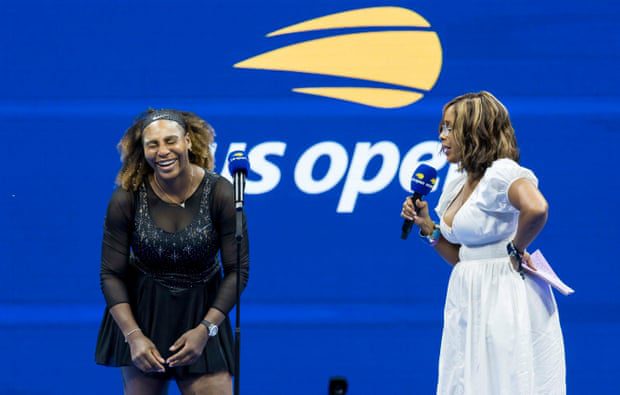 Gayle King interviewt Serena Williams op het veld na haar overwinning.
