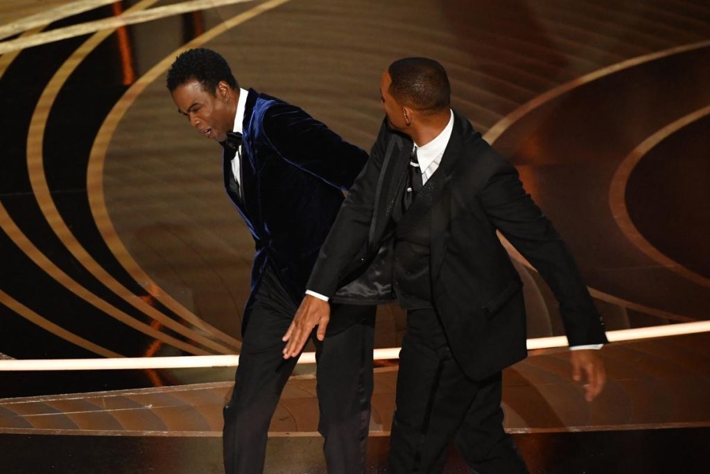 Chris Rock zegt dat hij een aanbod om de Oscars te hosten heeft afgewezen, 5 maanden nadat hij Will Smith een klap had gegeven