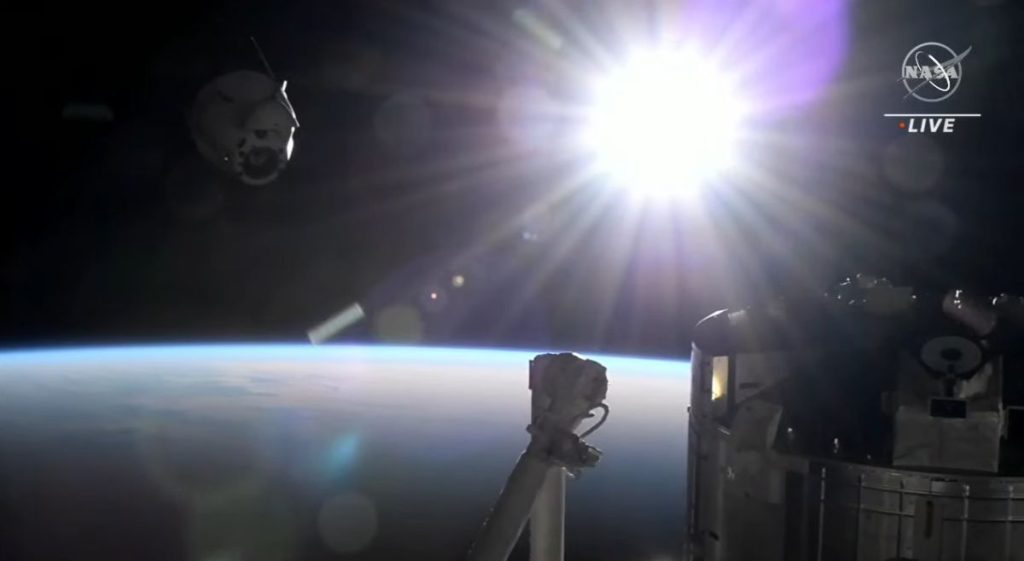 De SpaceX Dragon-vrachtcapsule verlaat het ruimtestation op zijn terugreis naar de aarde