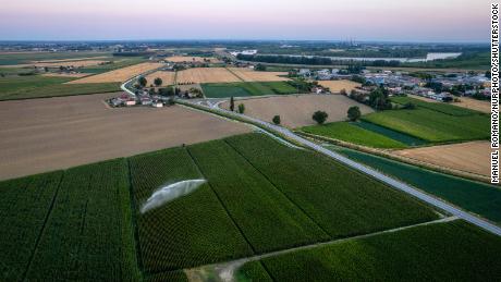 Irrigatiesystemen in een maïsveld in Castelnovo Bariano, Italië.