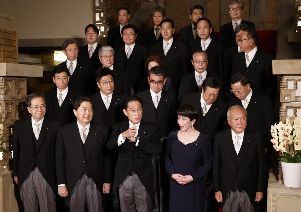 Japanse premier zuivert regering nadat steun voor kerkelijke betrekkingen afneemt