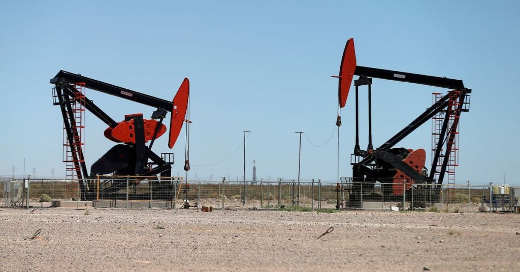 Olie valt op angst voor een economische vertraging en een sterkere dollar