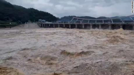 Overstromingswateren in Seoul, Zuid-Korea, te midden van zware regenval op 8 augustus 2022.
