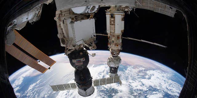 6 oktober 2021, bestandsfoto geleverd door NASA, het internationale ruimtestation in een baan om 264 mijl boven de Tyrrheense Zee met het Sojoez MS-19 bemanningsschip aangemeerd in de Rassvet-module en de Prishal-module, nog steeds bevestigd aan het Progressive Delivery Vehicle, gemonteerd op de Multifunctionele Nauka. 