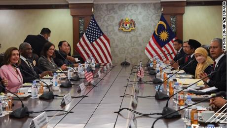 De voorzitter van het Amerikaanse Huis van Afgevaardigden Nancy Pelosi in Kuala Lumpur, Maleisië, tijdens een ontmoeting met Maleisische politici op 3 augustus.