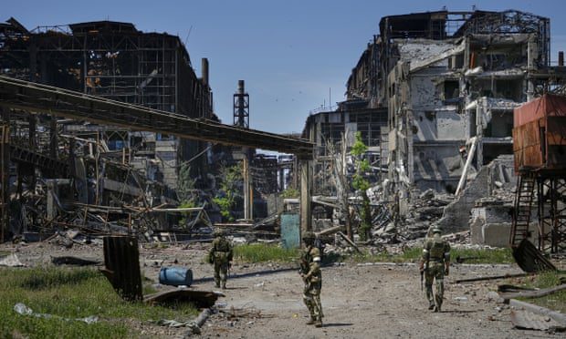 Russische soldaten patrouilleren in het gebied van Metallurgical Compyin Azovstal, in Mariupol, in de door Rusland gecontroleerde regio Donetsk.
