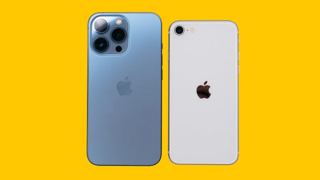 iphone 13 pro en iphone se op gele achtergrond