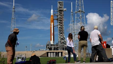 Fotografen en verslaggevers werken maandag in de buurt van NASA's Artemis 1-raket in het Kennedy Space Center.  Een groot aantal problemen verhinderde het opstarten daarna.