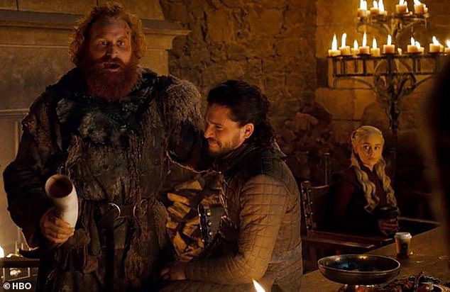 Herinnert ons: het incident doet denken aan de Starbucks-beker die duidelijk te zien is in de dinerscène tijdens de vierde aflevering van Game of Thrones seizoen 8