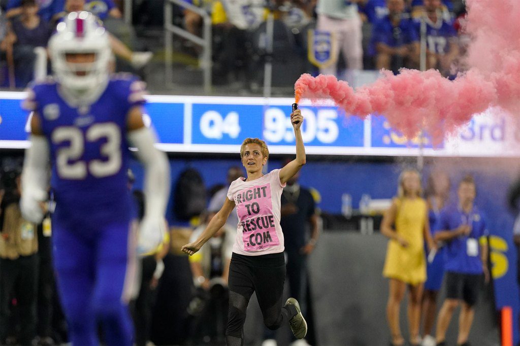 Emek Echo rent op het veld tijdens de wedstrijd Los Angeles Rams en Buffalo Bill op 8 september 2022.