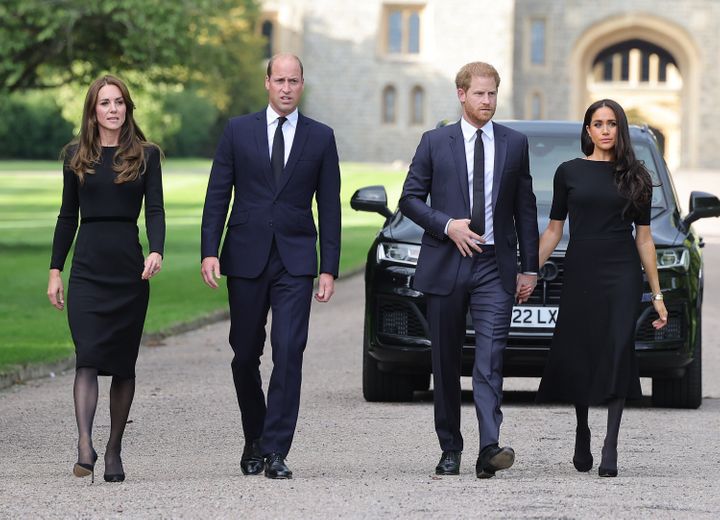 De prins en prinses van Wales en de hertog en hertogin van Sussex komen op 10 september aan in Windsor Castle om bloemen en eerbetoon aan koningin Elizabeth te zien in Windsor, Engeland. 