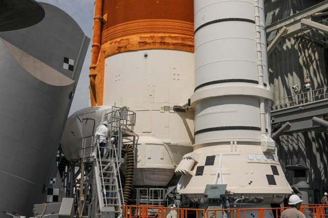 Een NASA Space Launch System (SLS) -raket is te zien op Launch Pad 39B op donderdag 8 september 2022 in NASA's Kennedy Space Center in Florida, terwijl teams werken aan het vervangen van de afdichting op een interface, een zogenaamde snelle scheiding, tussen vloeibare waterstofbrandstof.  Voedingslijn op mobiele draagraket en raket.