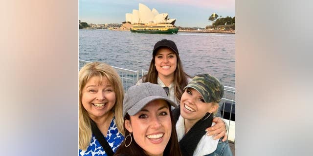 Megan Hilty verscheen met haar zussen en moeder tijdens een tour door Australië in 2019.