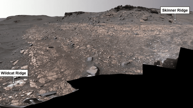 Wildcat Ridge en Skinner Ridge bij de Jezero-krater van Mars.  De foto is gemaakt door NASA's Perseverance-rover. 