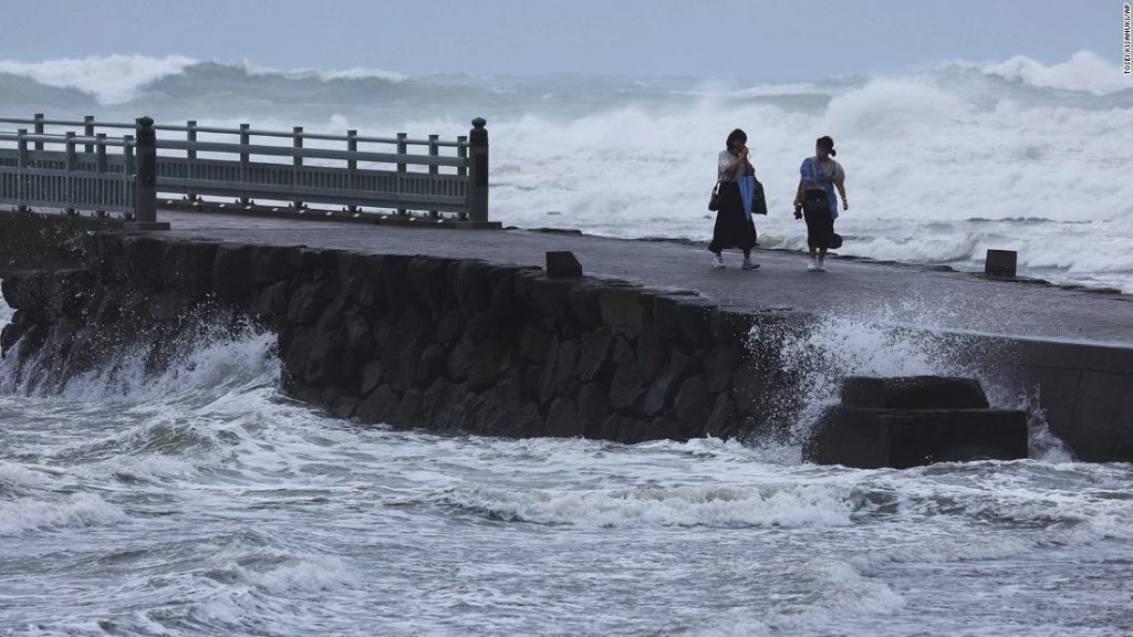 Tyfoon Nanmadol: Miljoenen bevolen om te evacueren als storm Japan nadert