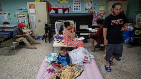 Evacués van de orkaan zoeken hun toevlucht in een openbare school in Guayanila, Puerto Rico.