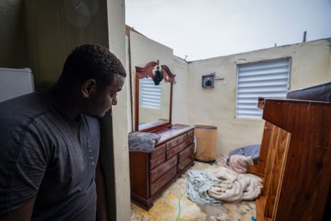 Nelson Sereno kijkt naar zijn slaapkamer nadat de wind van orkaan Fiona op zondag 18 september het dak van zijn huis in Luisa, Puerto Rico, van het dak rukte.