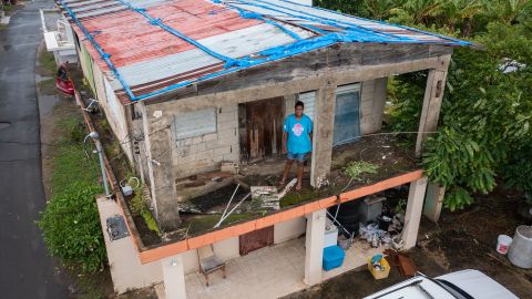 Getsabel Osorio staat in haar huis dat vijf jaar geleden werd verwoest door orkaan Maria voordat Fiona aankwam in Luisa, Puerto Rico.