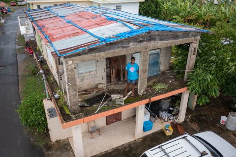 Getsabel Osorio staat op zaterdag 17 september bij haar thuis in Luisa.  Het werd vijf jaar geleden verwoest door orkaan Maria.