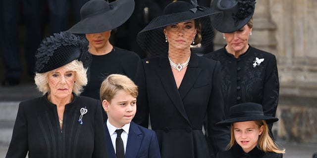 (LR) Camilla, koningin Elizabeth, Meghan, hertogin van Sussex, prins George van Wales, Catherine, prinses van Wales, prinses Charlotte van Wales en Sophie, gravin van Wessex tijdens de staatsbegrafenis van koningin Elizabeth II in Westminster Abbey op 19 september, 2022 in Londen. 