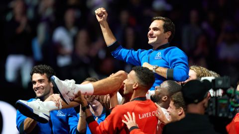 Roger Federer wordt opgeheven na de tenniswedstrijd Laver Cup. 