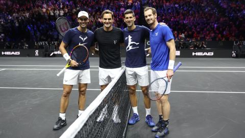 Federer poseert met Nadal, Djokovic en Murray na een training voor de Laver Cup 2022.