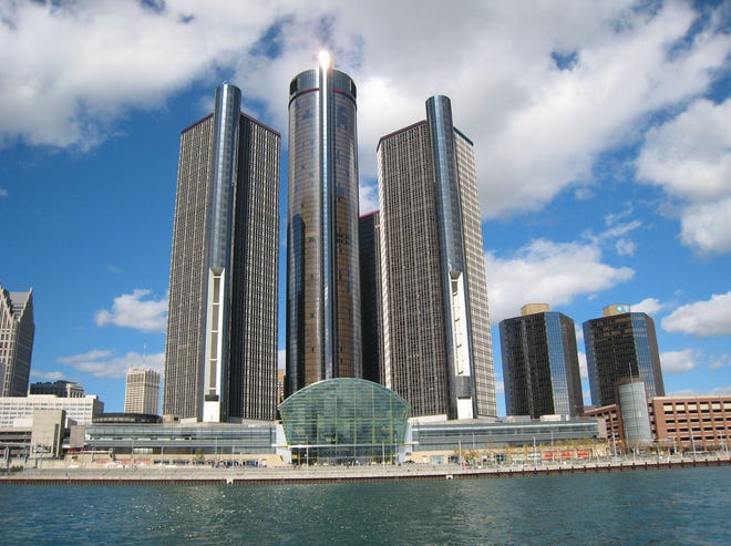 Het Renaissance Center, het hoofdkantoor van General Motors, ligt aan de Detroit River in het centrum van Detroit.
