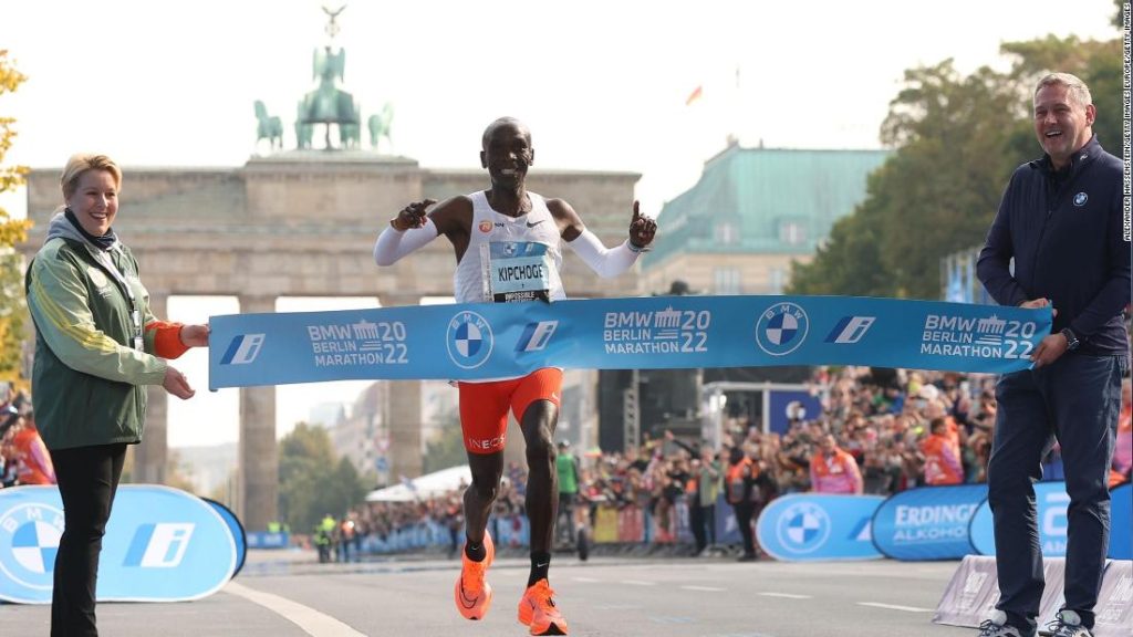 Eliud Kipchoge verbreekt het wereldrecord voor het winnen van de Marathon van Berlijn