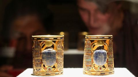 Bezoekers kijken naar artefacten die te zien zijn in het Egyptisch Museum terwijl het Egyptische ministerie van Toerisme en Oudheden dinsdag Wereldtoerismedag viert in Caïro. 