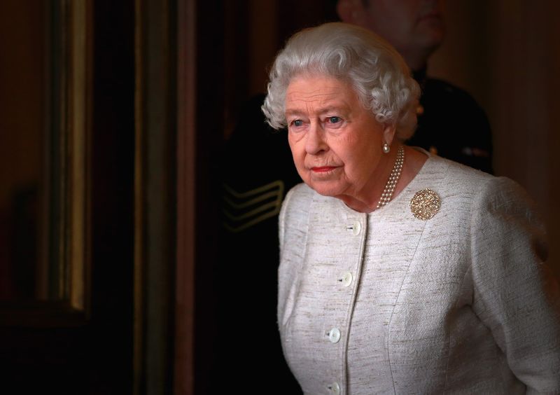 Uit de overlijdensakte blijkt dat koningin Elizabeth II van ouderdom is overleden