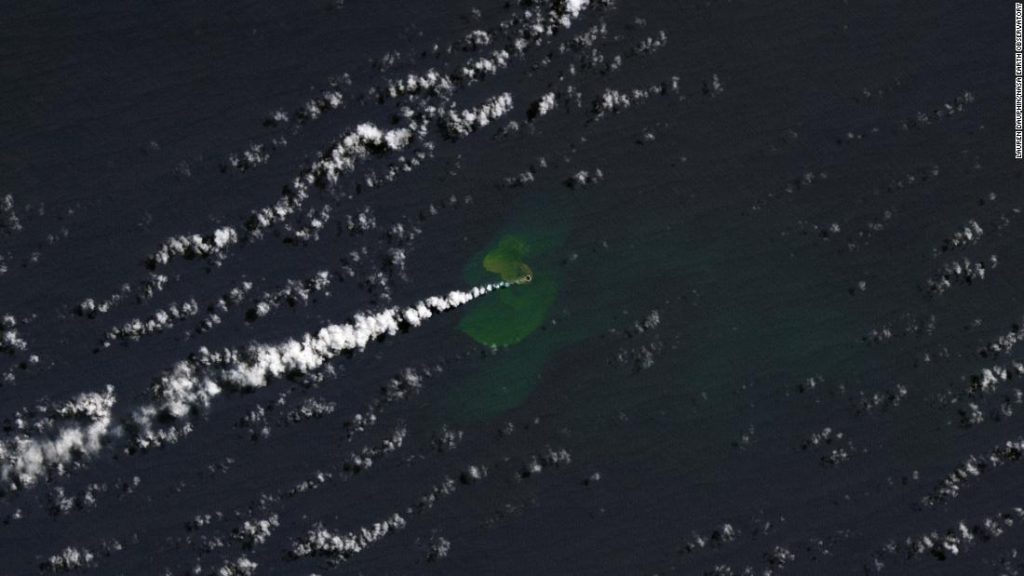 Baby Island verschijnt in de Stille Oceaan na de uitbarsting van een onderwatervulkaan