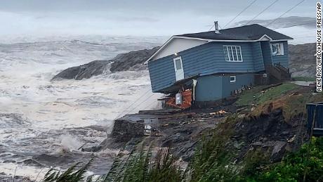 Een huis heeft zaterdag te kampen met harde wind veroorzaakt door tropische storm Fiona in Port au Baskenland, Newfoundland en Labrador.