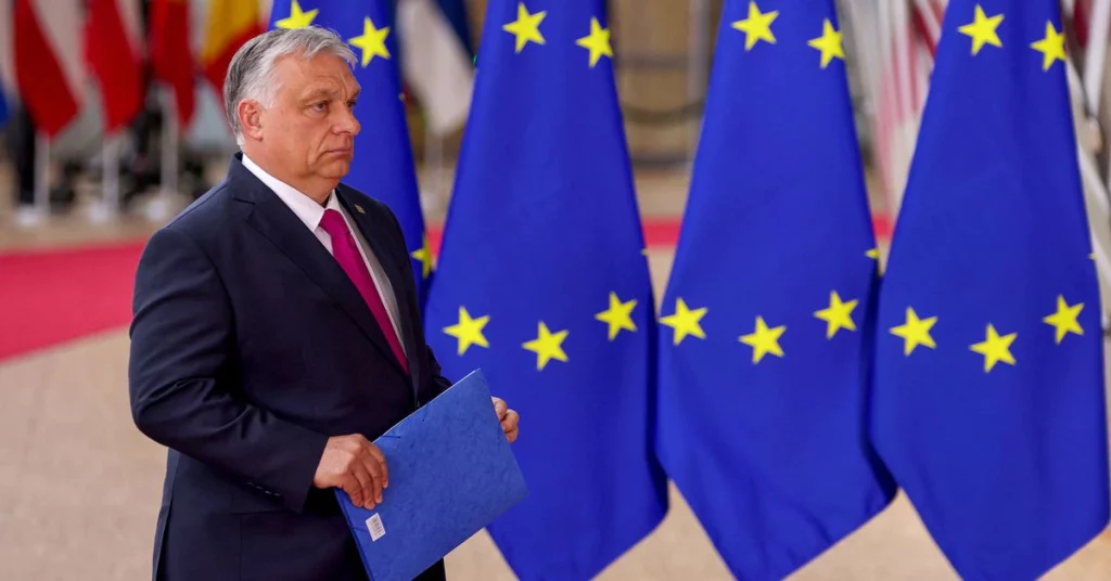 In het begin probeert de Europese Unie geld te besparen naar Hongarije vanwege schade aan de democratie