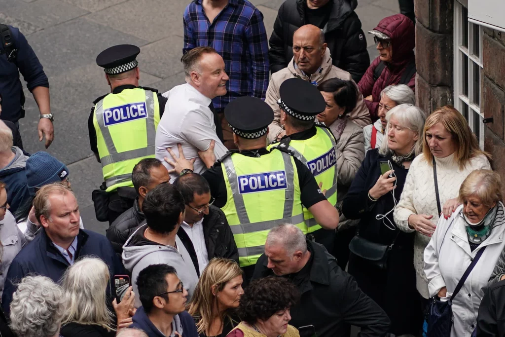 Politie arresteert anti-monarchie demonstranten bij koninklijke evenementen in Engeland, Schotland