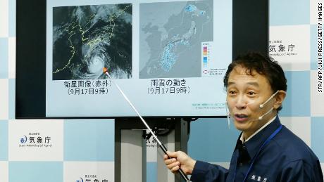 De directeur van de Forecast Division van het Japan Meteorological Agency spreekt tijdens een persconferentie over tyfoon Nanmadol in Tokio op 17 september 2022.