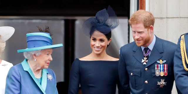 Koningin Elizabeth II, hier afgebeeld met Meghan Markle en prins Harry, naar verluidt in de zomer van 2018. "gewicht" om te beslissen over de voordelen die haar kleinzoon en zijn vrouw moeten worden ontnomen omdat ze het land hebben verlaten en hun positie als senior leden van de koninklijke familie zullen neerleggen.