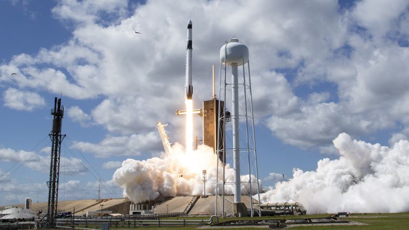 Een SpaceX-capsule om te koppelen aan het internationale ruimtestation met internationale astronauten