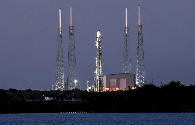 Een SpaceX Falcon 9-vliegtuig blijft op het lanceerplatform van Cape Canaveral Space Force Station donderdag 6 oktober 2022. De lancering van de raket met de Intelsat G-33 en 34, een paar commerciële communicatiesatellieten, is achterwege gelaten vanwege een helium lek.  Craig Bailey / FLORIDA VANDAAG via USA TODAY NETWORK