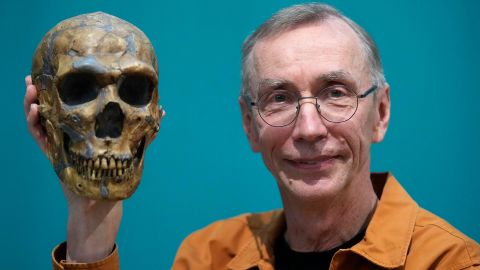 De Zweedse wetenschapper Svante Pääbo toont een replica van een skelet van een Neanderthaler.